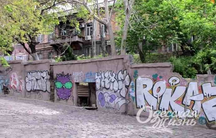 Вандалы изуродовали стрит-арт на одесском Карантинном спуске