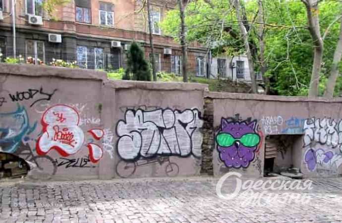 Результат работы вандалов, Одесса, Карантинный спуск