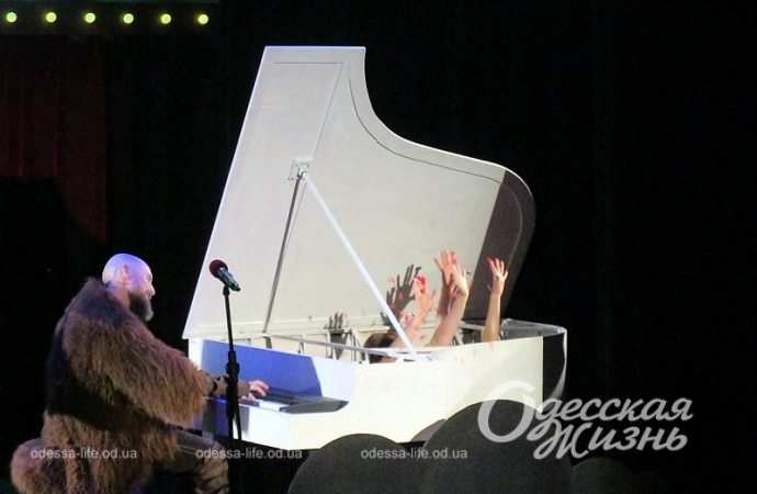 Спектакль по пьеса Шекспира, белый рояль