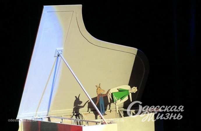 Белый рояль на сцене Театра кукол в Одессе
