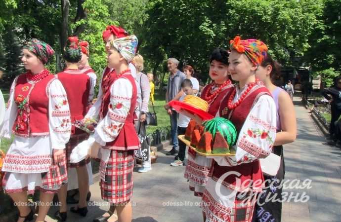 День вишиванки в Міськсаду: як одесити відзначали свято після ракетної атаки (фоторепортаж)