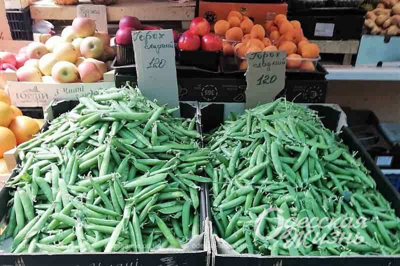 Зелений горошок на одеському ринку