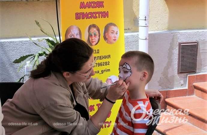 Летняя ярмарка в одесской Кирхе, аквагрим для ребенка
