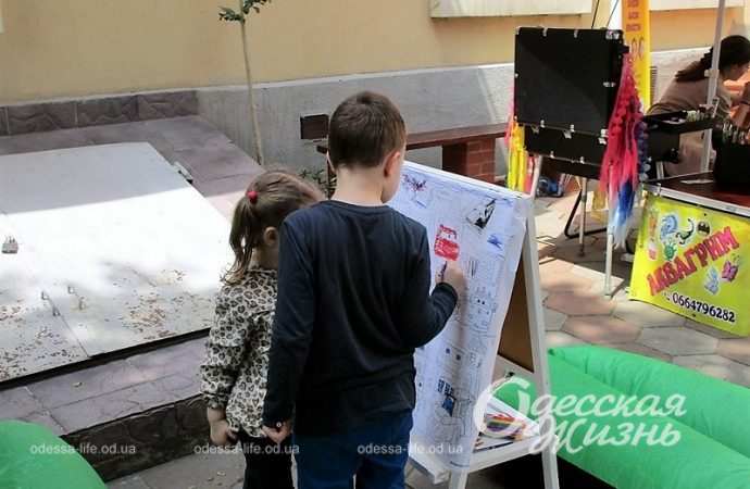 Юные посетители ярмарки в одесской Кирхе