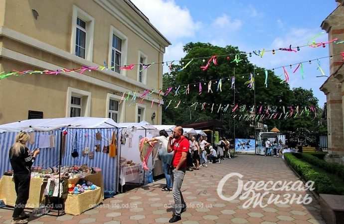 Летняя ярмарка в одесской Кирхе, посетители