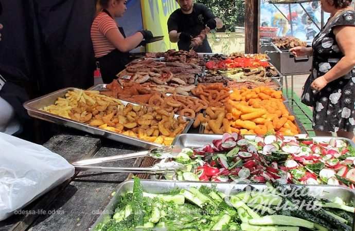 Летняя ярмарка в одесской Кирхе, угощение