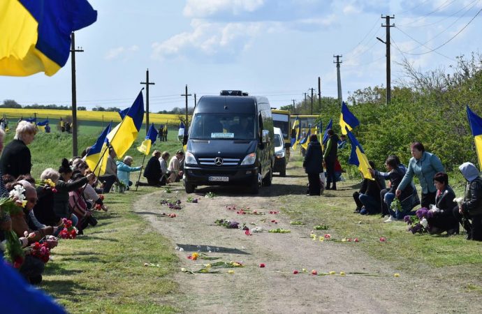 На Одещині одразу в кількох районах ховають захисників України (фото)