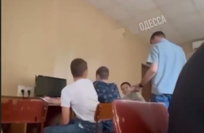 Скандального одесского учителя, угрожавшего детям, уволили (фото, видео)