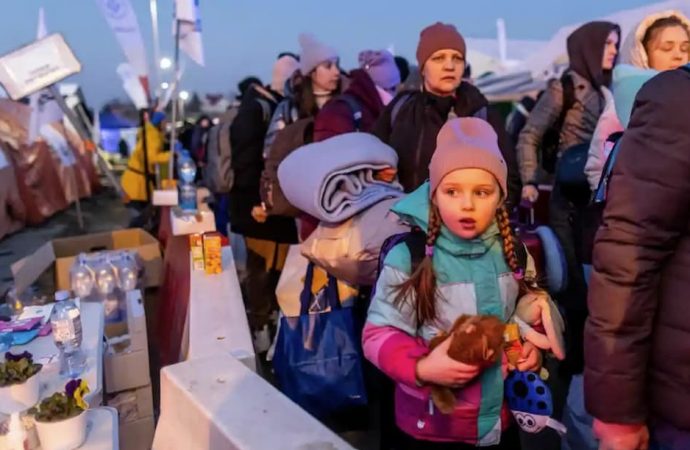 Беженцев из Одессы, среди которых инвалиды и дети, заблокировали в Румынии