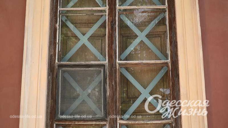 Одесский худмузей, заклеенные окна