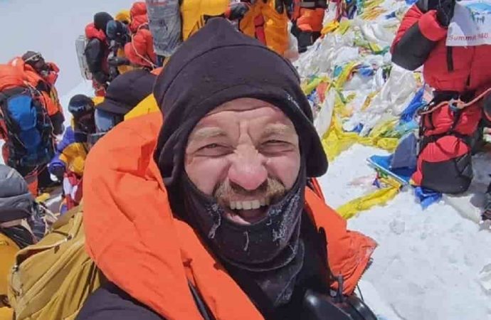 Одеський альпініст підкорив найвищу гору світу – Еверест (фото)