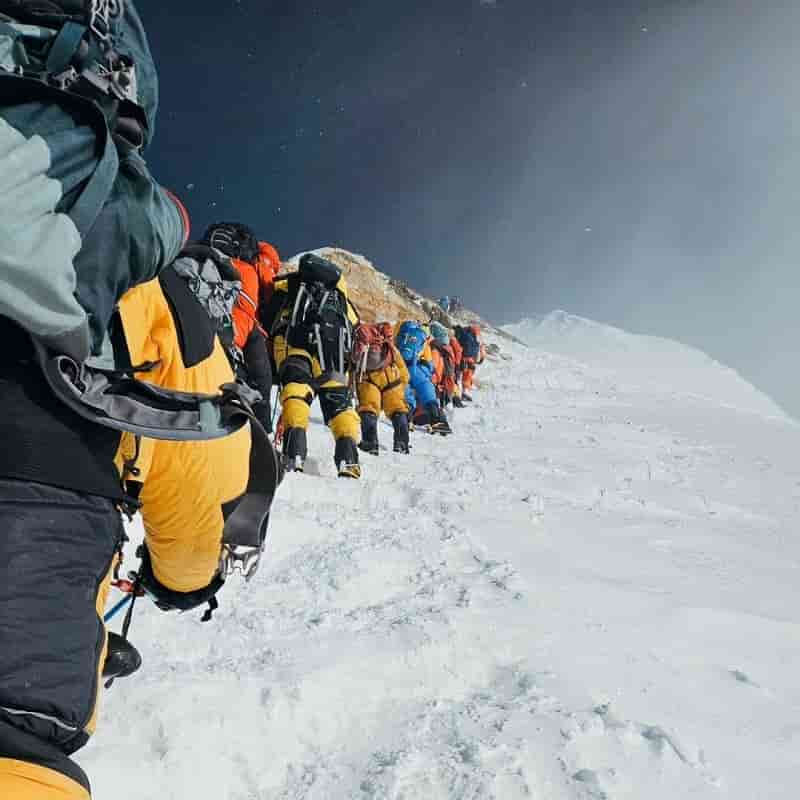 Альпинисты покоряют Эверест