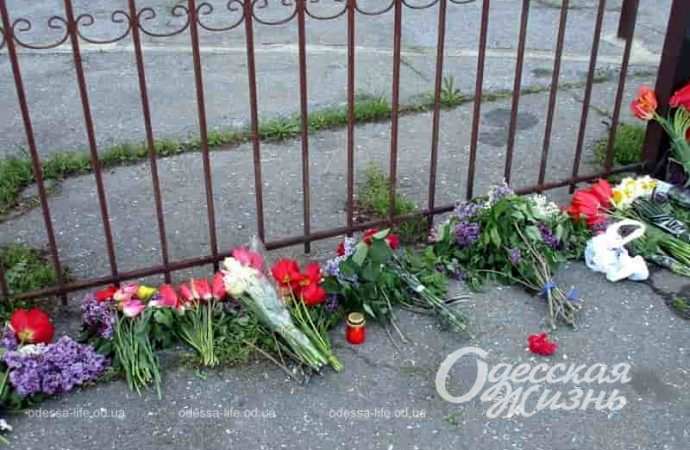 Цветы у дома профсоюзов в Одессе