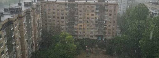 Одесский поселок Котовского «поплыл» после ливня с градом (видео, фото)