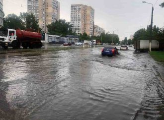 Река Дерибасовская и изумительная радуга: в Одессе прошел воскресный ливень (фото, видео)