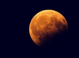 Наближається рідкісне місячне затемнення: коли спостерігати і чого не можна робити?