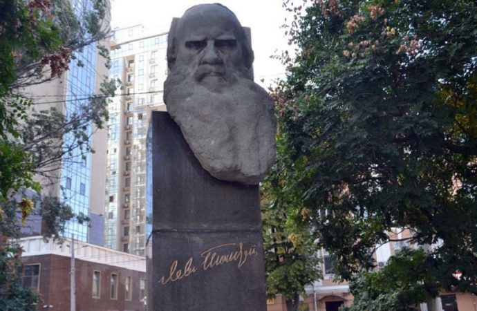 В Одессе демонтируют и перенесут памятник Льву Толстому