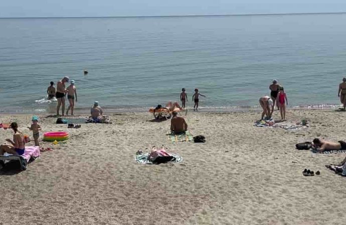 Одесситы открыли пляжный сезон, несмотря на запрет – видеофакт