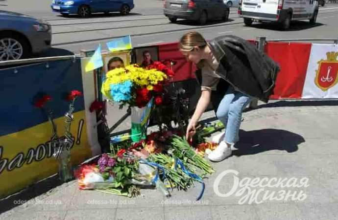 Возложением цветов к мемориалу в Одессе