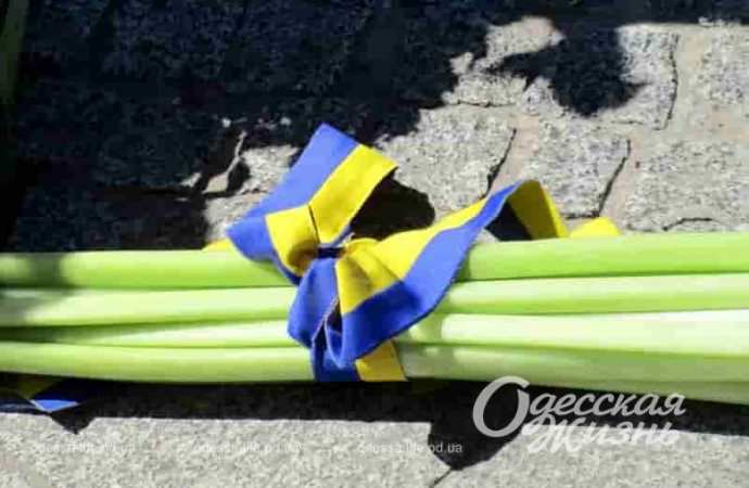 Цветы у одесского мемориала