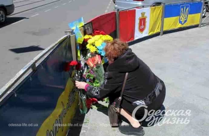 Одесситы приносят цветы к мемориалу