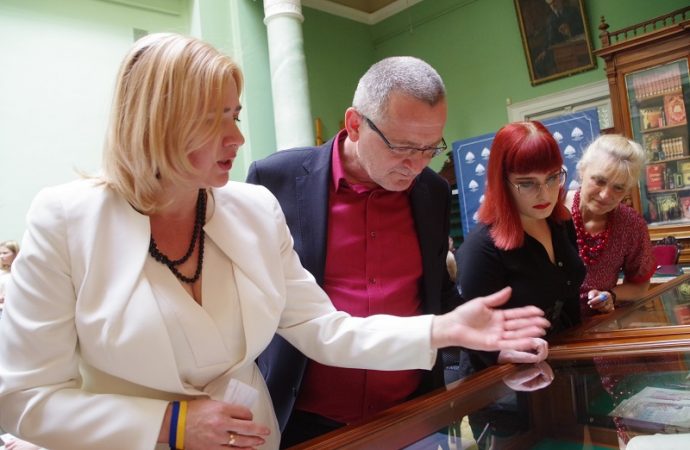 Презентация в одесской библиотеке12