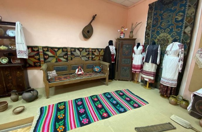 Степовая Украина вышиванка и благоусттройство