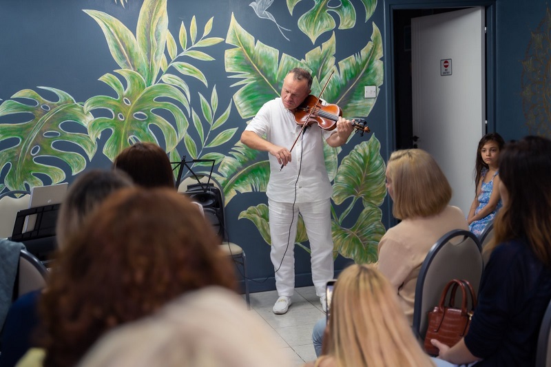 Скрипач выступает в Арт-центре в Ларнаки