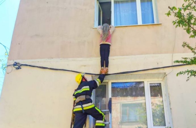 На Одещині маленьку дівчинку зняли зі стіни висотного будинку