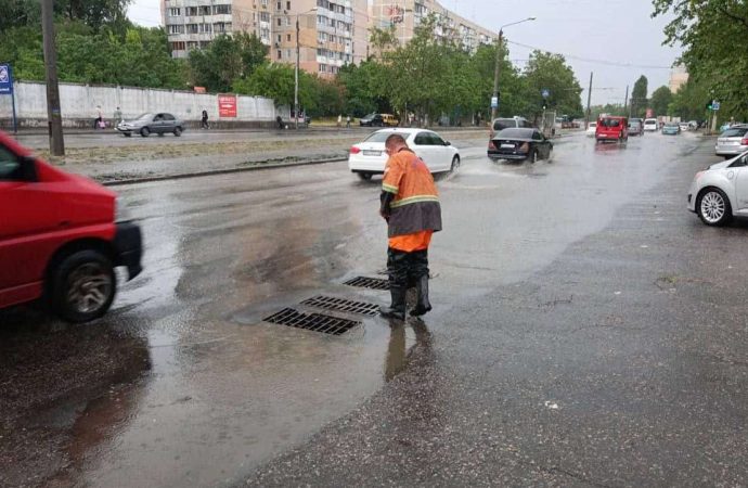 Непогода в Одессе: затопленные улицы, град и смерч на границе области (видео)