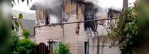 От удара молнии в Одесской области загорелся дом (видео)