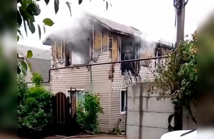 От удара молнии в Одесской области загорелся дом (видео)