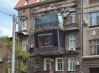 В Одессе на старинный дом прилепили нелепую мансарду (фотофакт)
