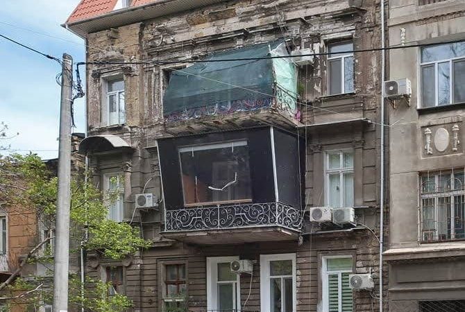 В Одессе на старинный дом прилепили нелепую мансарду (фотофакт)