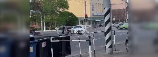В Одессе дрифтер чуть не убил мать с ребенком в коляске на переходе (видео)
