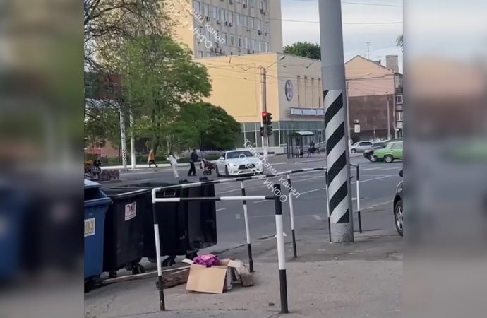 В Одессе дрифтер чуть не убил мать с ребенком в коляске на переходе (видео)