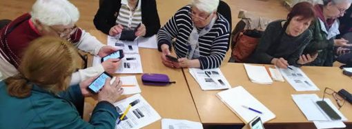 Як одеські пенсіонери вчилися користуватися смартфонами