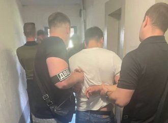 Одеський поліцейський вимагав гроші у мами, чия дитина випала з вікна