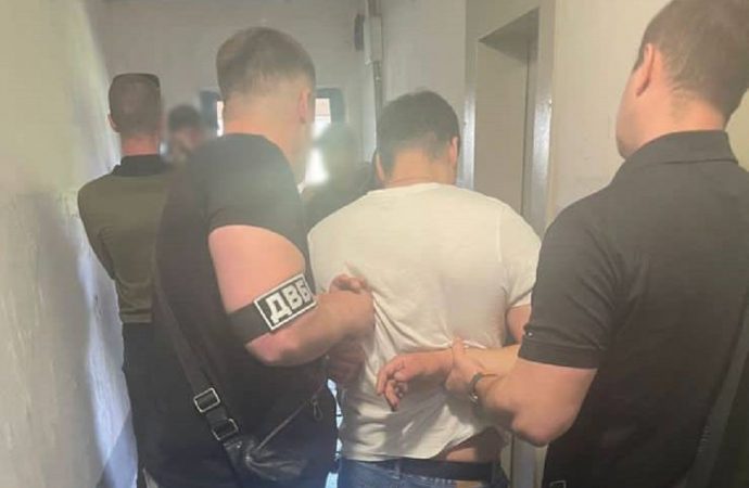 Одесский полицейский вымогал деньги у мамы, чей ребенок выпал из окна