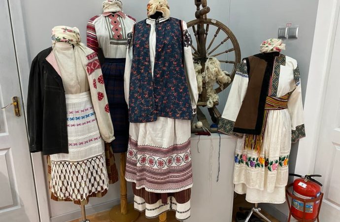 живой музей наряд с цветами на руковах