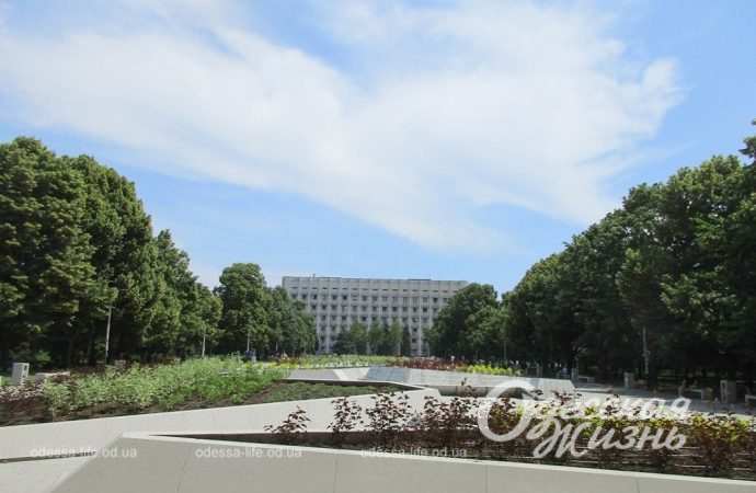 Сквер за зданием Одесской ОВА стал неузнаваемым (фоторепортаж)