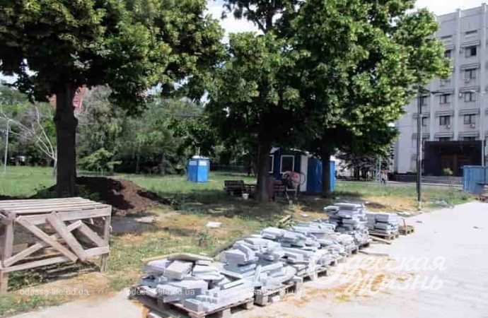 Мемориал у Одесской ОГА10