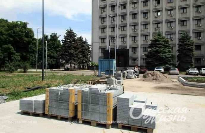 Мемориал у Одесской ОГА11