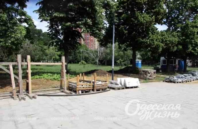 Мемориал у Одесской ОГА8