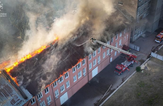 В Одессе на Пересыпи горит здание завода (фото, видео)