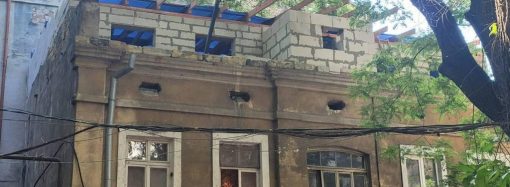 В Одессе демонтируют целый этаж незаконной пристройки (фото, видео)