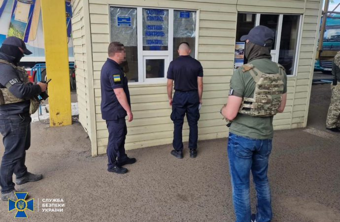 На одеській митниці з водіїв вимагали гроші за неіснуючу послугу (фото)