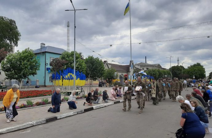 На Одещини живим коридором провели в останню путь загиблого на фронті військового