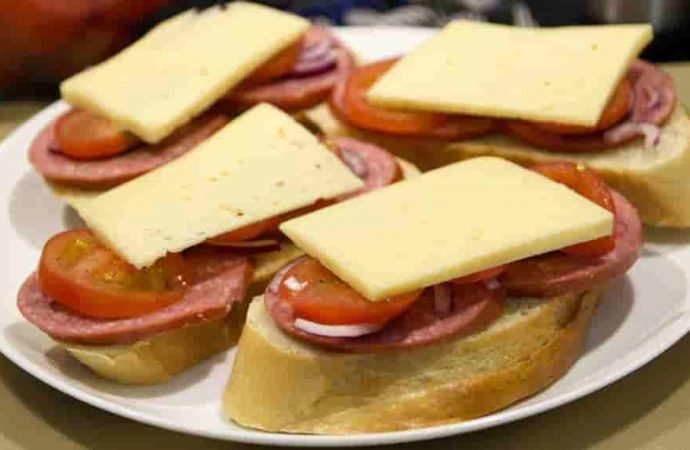 Медленный убийца: чем опасен бутерброд с колбасой и сыром?