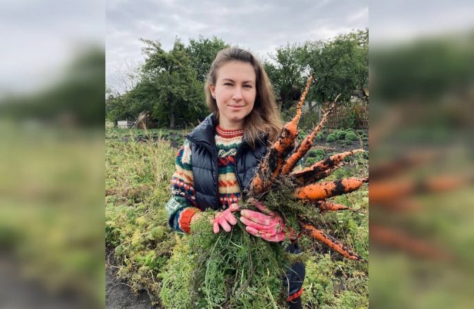 Фермерша Юлия с морковью